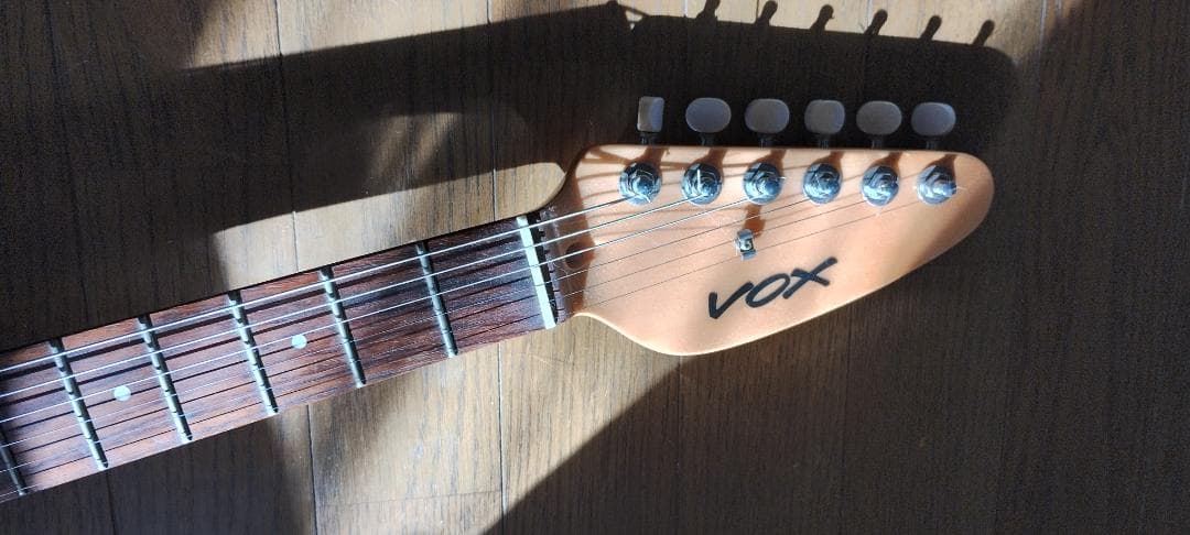 古着屋ポエジー　VOX ティアドロップ型 ボディギター