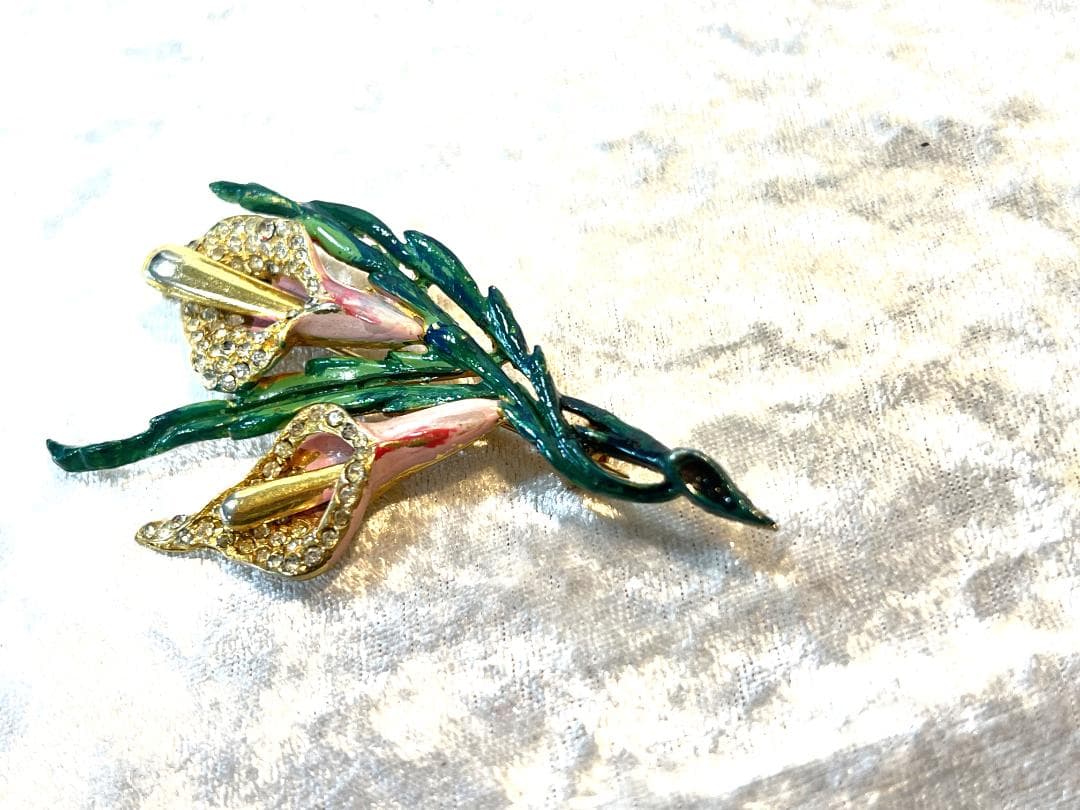 シャネル（Chanel）の水芭蕉の花のブローチ　エナメル　刻印あり