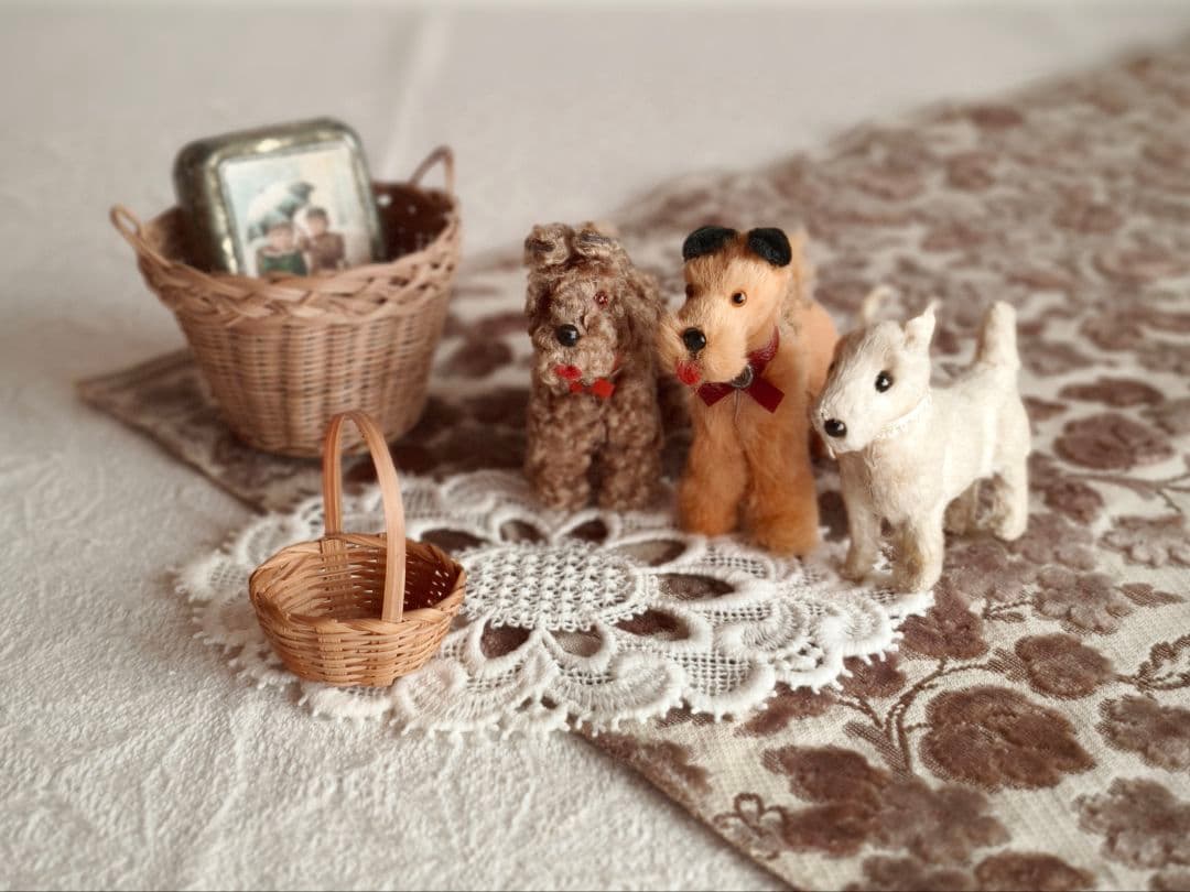 * vintage dog ❀ * 赤い勲章リボンの テリアさん