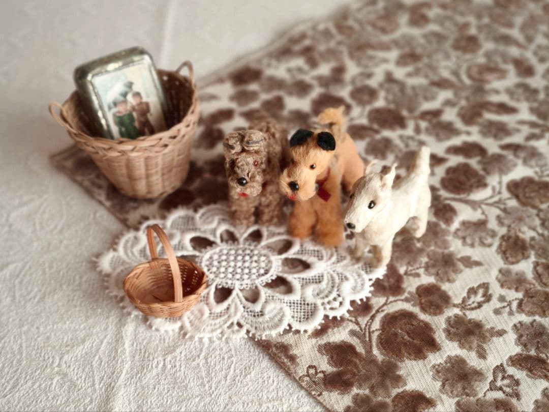 * vintage dog ❀ * 赤い勲章リボンの テリアさん