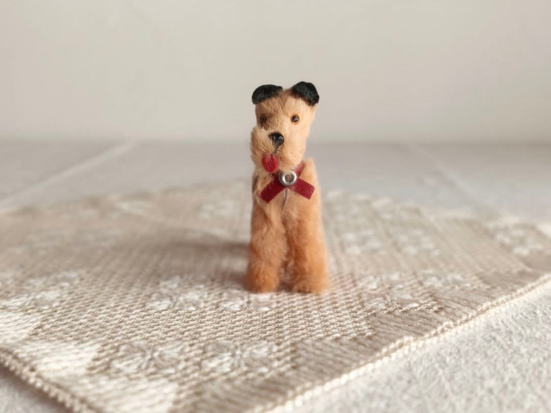 * vintage dog ❀ * 赤い勲章リボンの テリアさん