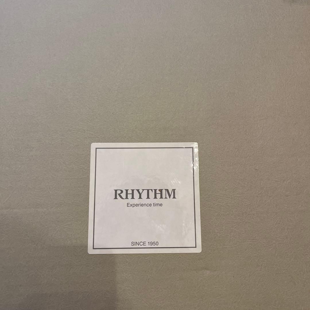 【粉雪小僧】RHYTHM 木製クォーツ掛時計 動物装飾付き