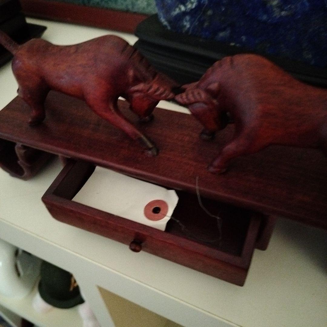 牛の彫刻 引き出し付き台座 花梨木製