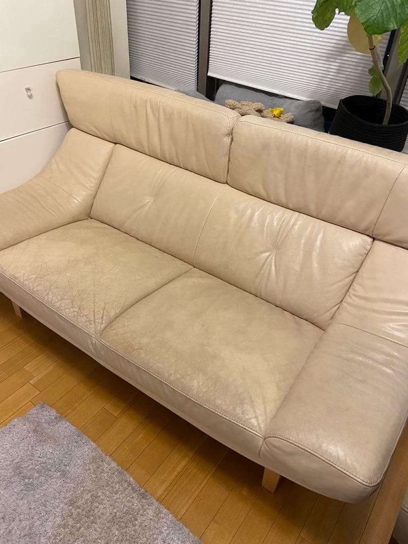 カリモク家具　ベージュレザー2人掛けソファ