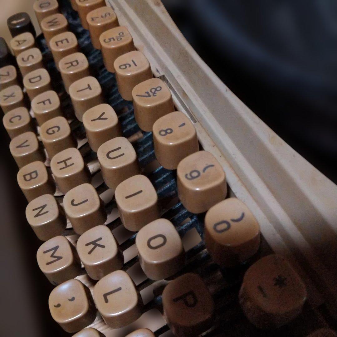 ジャンク品　TRIUMPH タイプライター ベージュ　説明よく読んで下さい