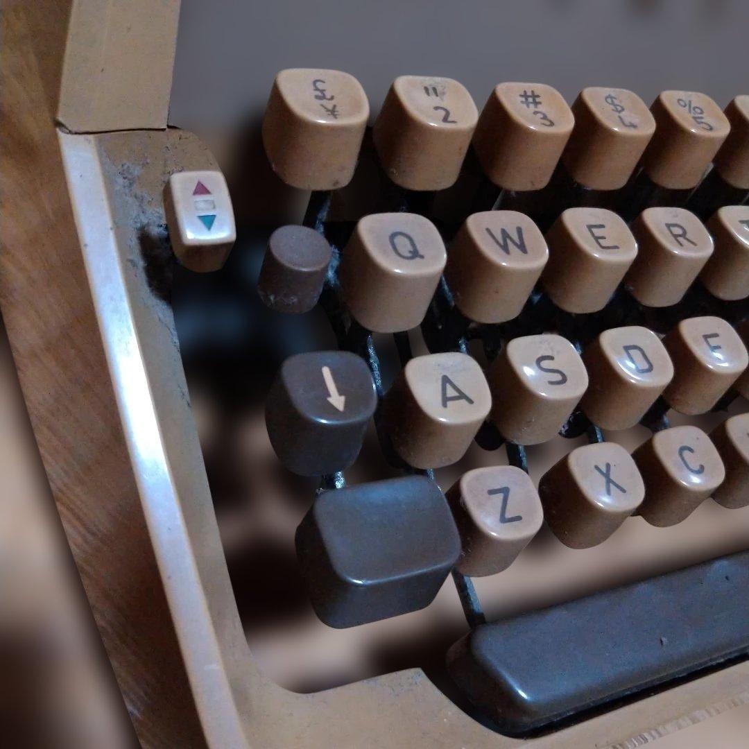 ジャンク品　TRIUMPH タイプライター ベージュ　説明よく読んで下さい