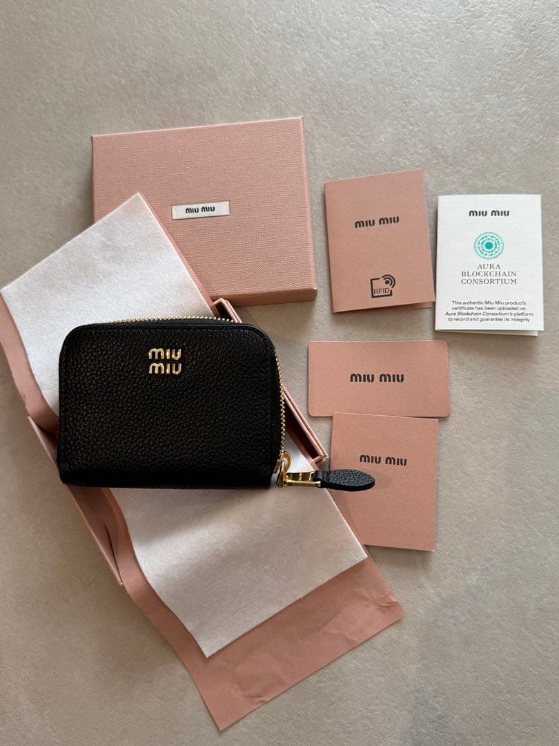 【美品】miu miu 黒 レザー ケース