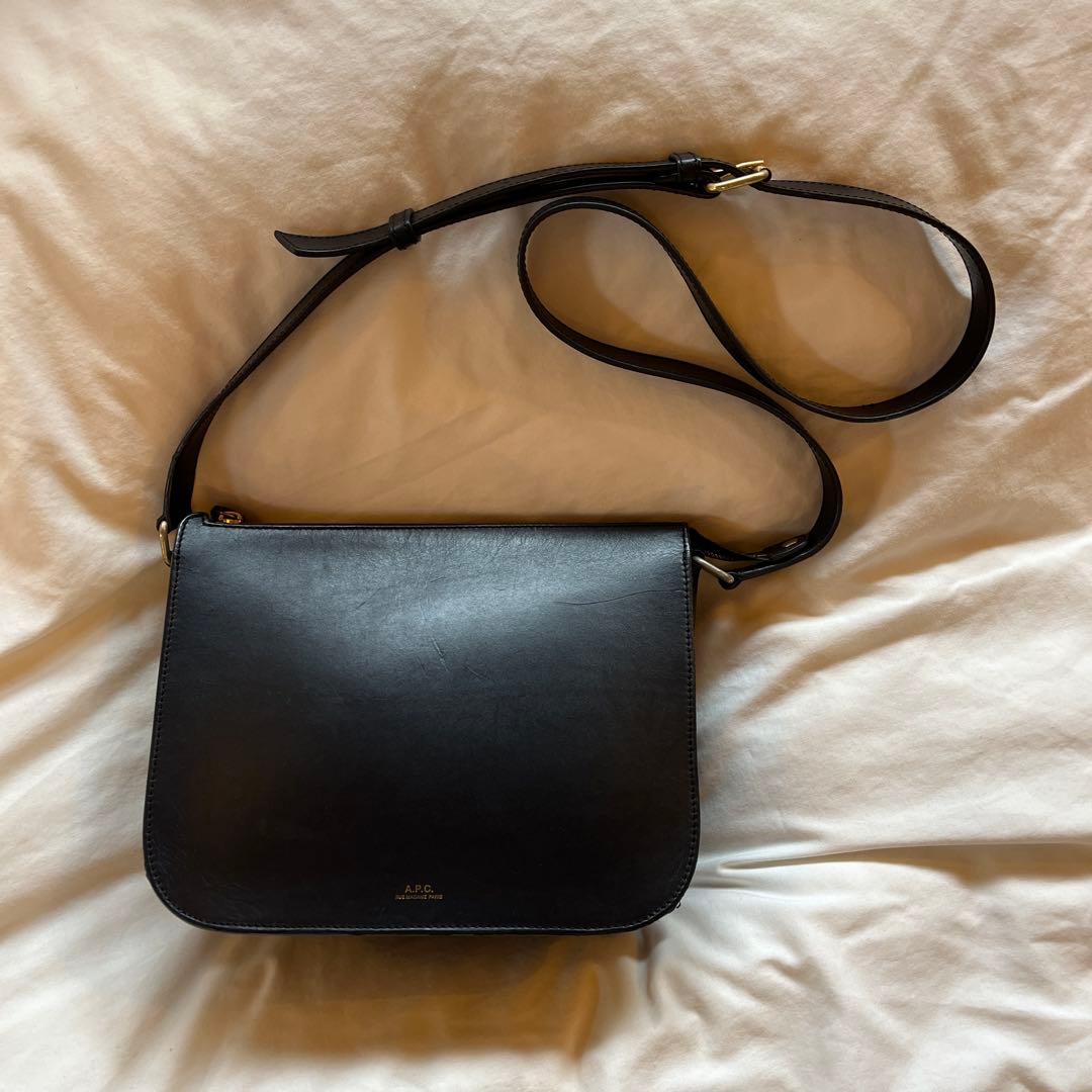 A.P.C. ブラック ショルダーバッグ
