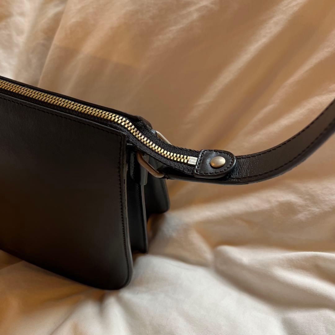 A.P.C. ブラック ショルダーバッグ