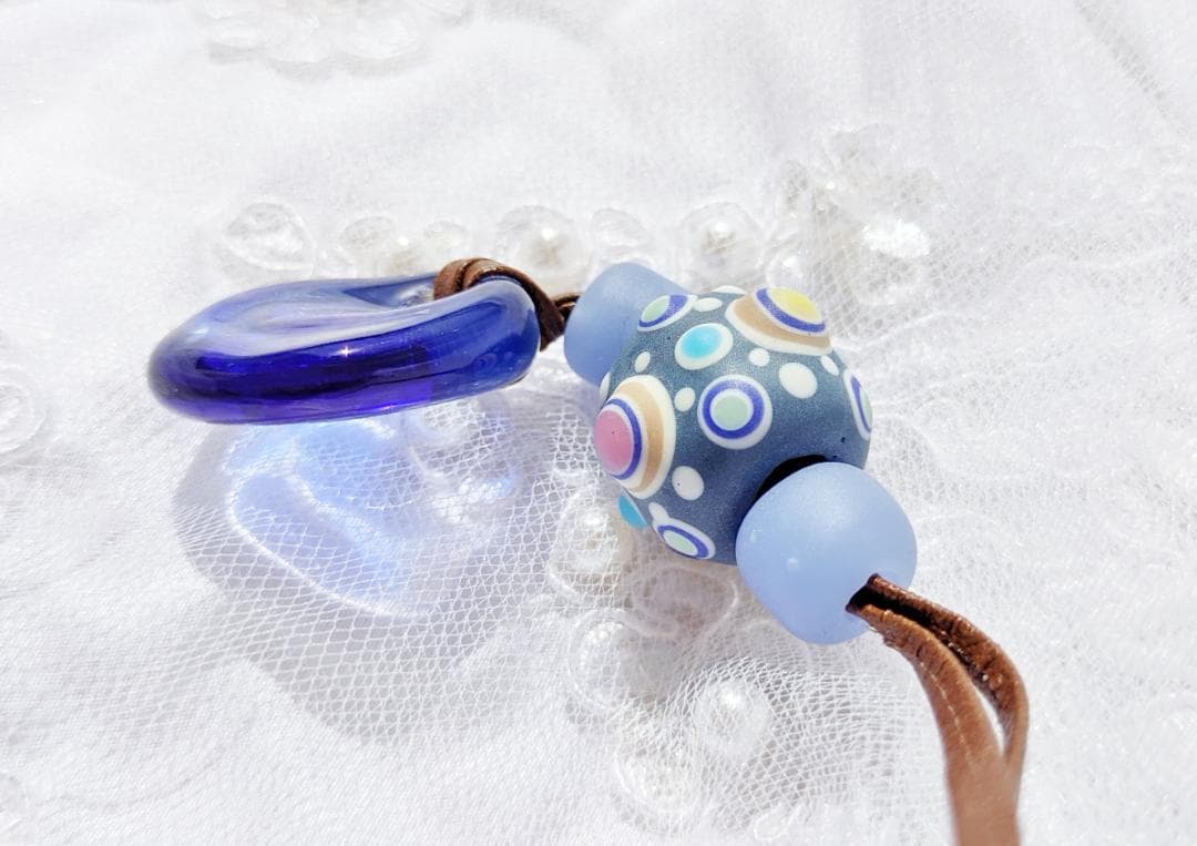 吉田正子トンボ玉（貳拾玖）　皮ひもネックレス　ガラス玉に込めた日本画　和のこころ