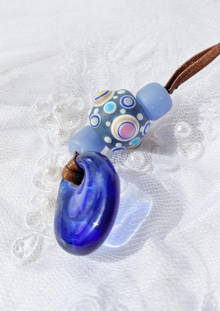 吉田正子トンボ玉（貳拾玖）　皮ひもネックレス　ガラス玉に込めた日本画　和のこころ