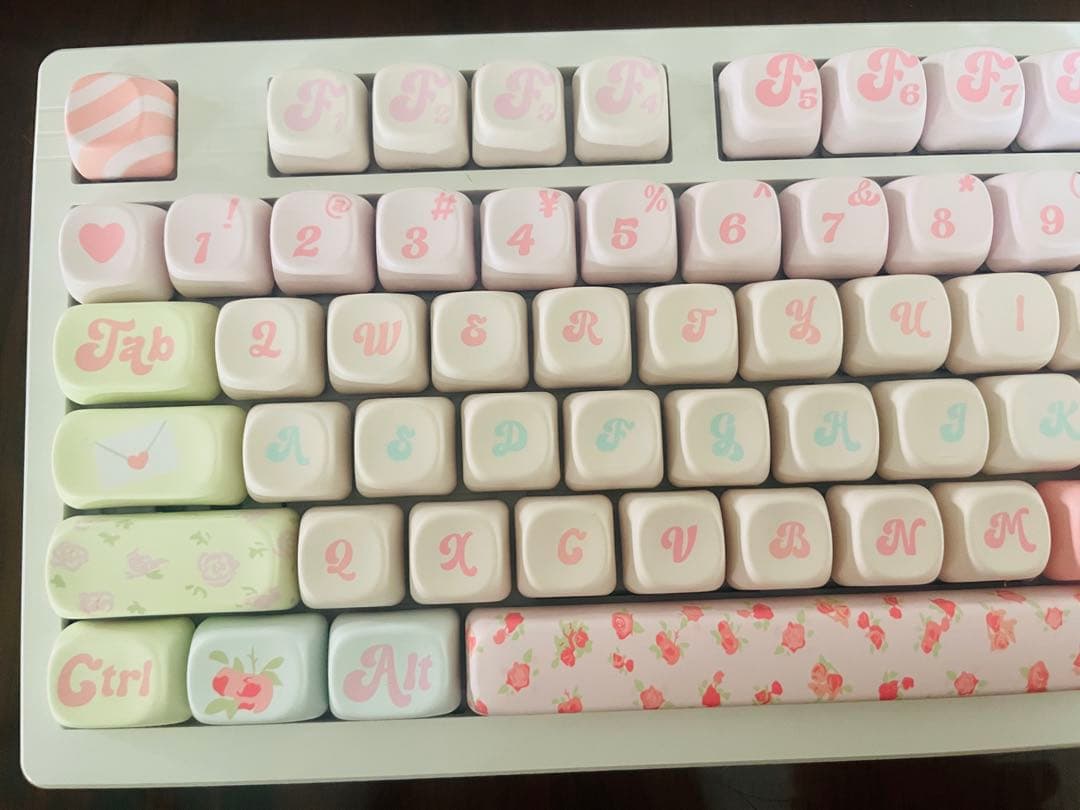 キーボード　かわいい　ピンク　打鍵音