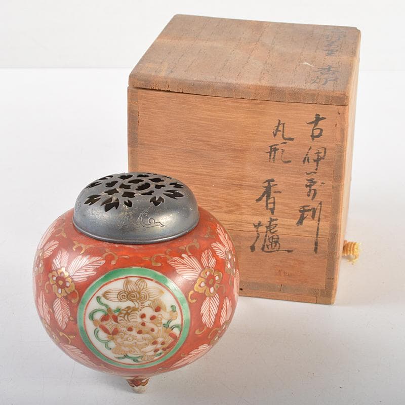 伊万里焼　赤絵金彩　獅子文　丸形三足香炉　透かし火屋付　時代箱付　D　R7196