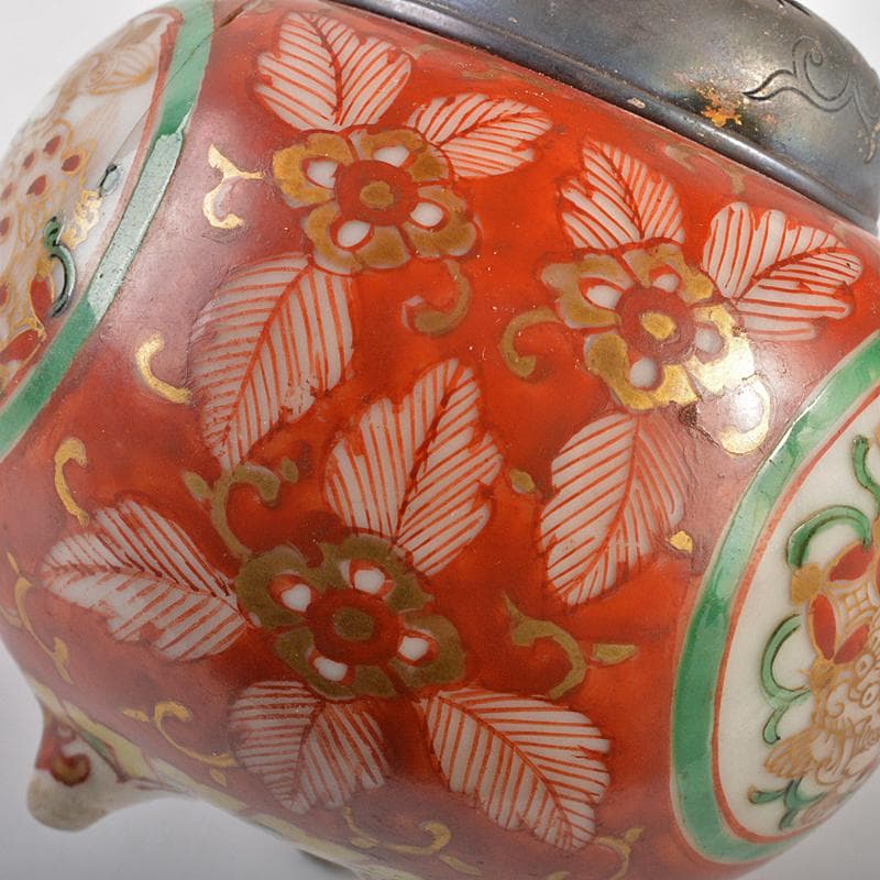 伊万里焼　赤絵金彩　獅子文　丸形三足香炉　透かし火屋付　時代箱付　D　R7196