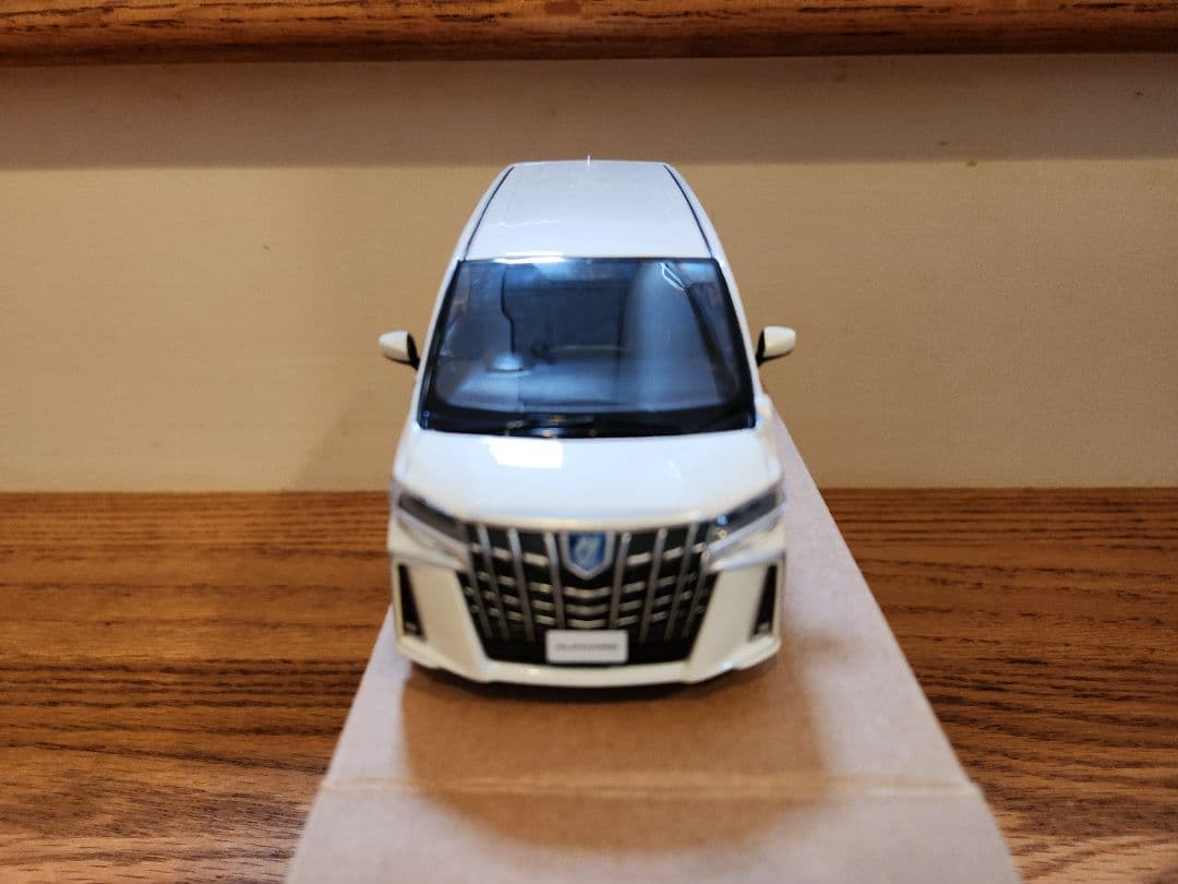 30系アルファード ダイキャスト製ミニカー(ホワイトパールクリスタルシャイン)