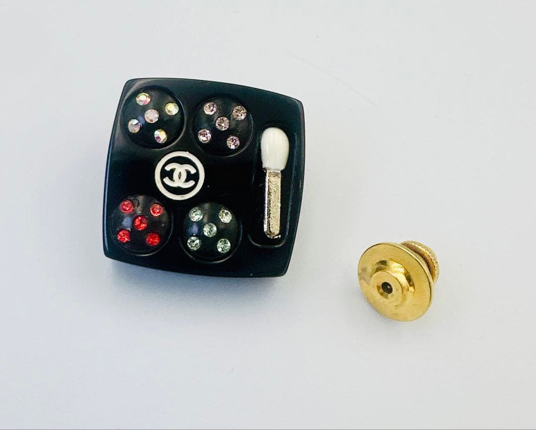 CHANEL メイクアップ　05P ピンブローチ　アイシャドウ　ブラック