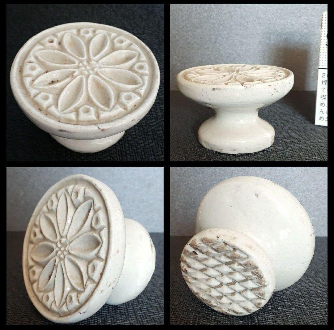 李朝　韓国古美術　韓国古陶磁器　白磁　陽刻浮彫　花文様　高付台皿　菓子型　餅型