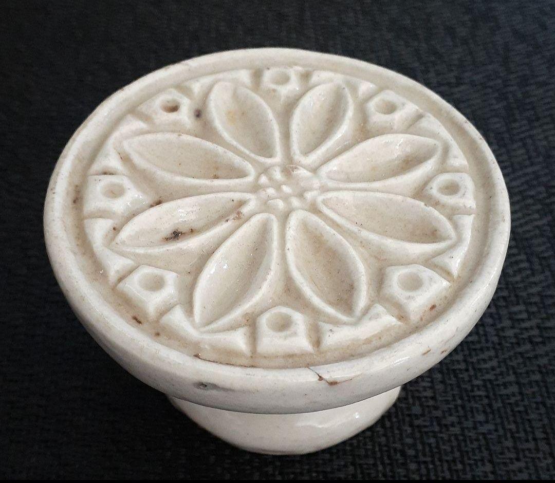 李朝　韓国古美術　韓国古陶磁器　白磁　陽刻浮彫　花文様　高付台皿　菓子型　餅型