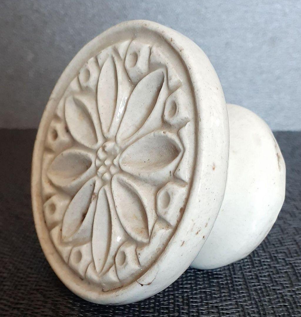 李朝　韓国古美術　韓国古陶磁器　白磁　陽刻浮彫　花文様　高付台皿　菓子型　餅型