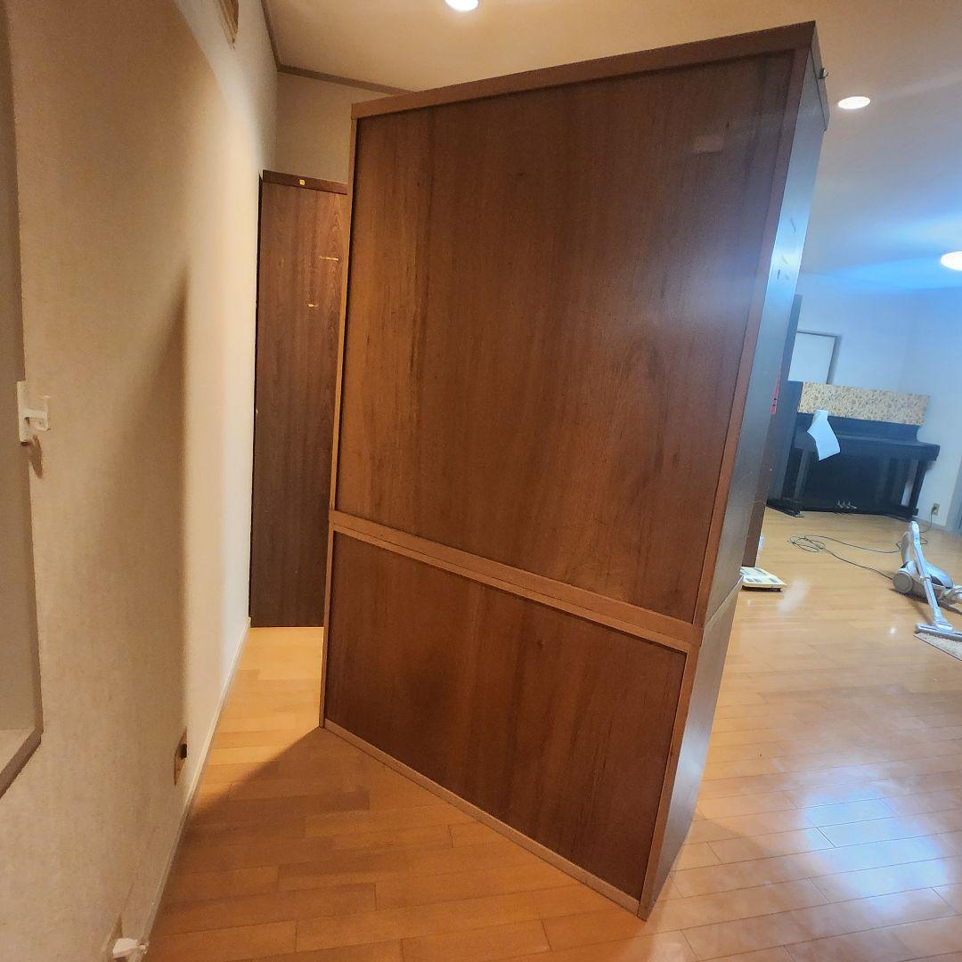 【直接引取】木製ブラウンキャビネット ガラス扉付き