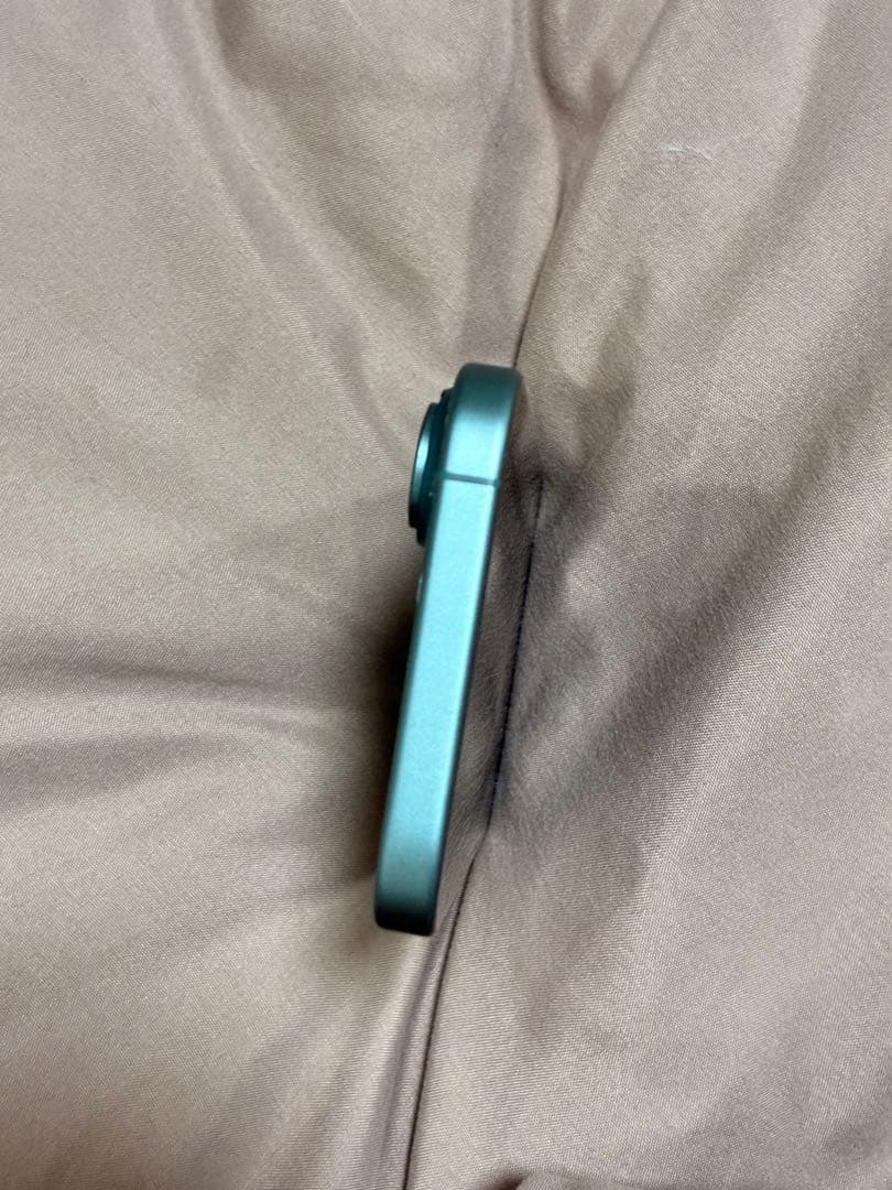 iPhone16 背面割れ　動作不良なし　ジャンク品扱い