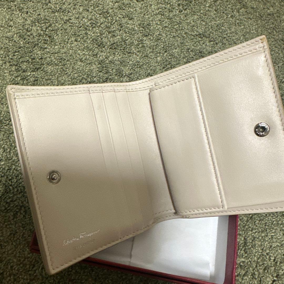 フェラガモ レザーリボン二つ折り財布お値下げ