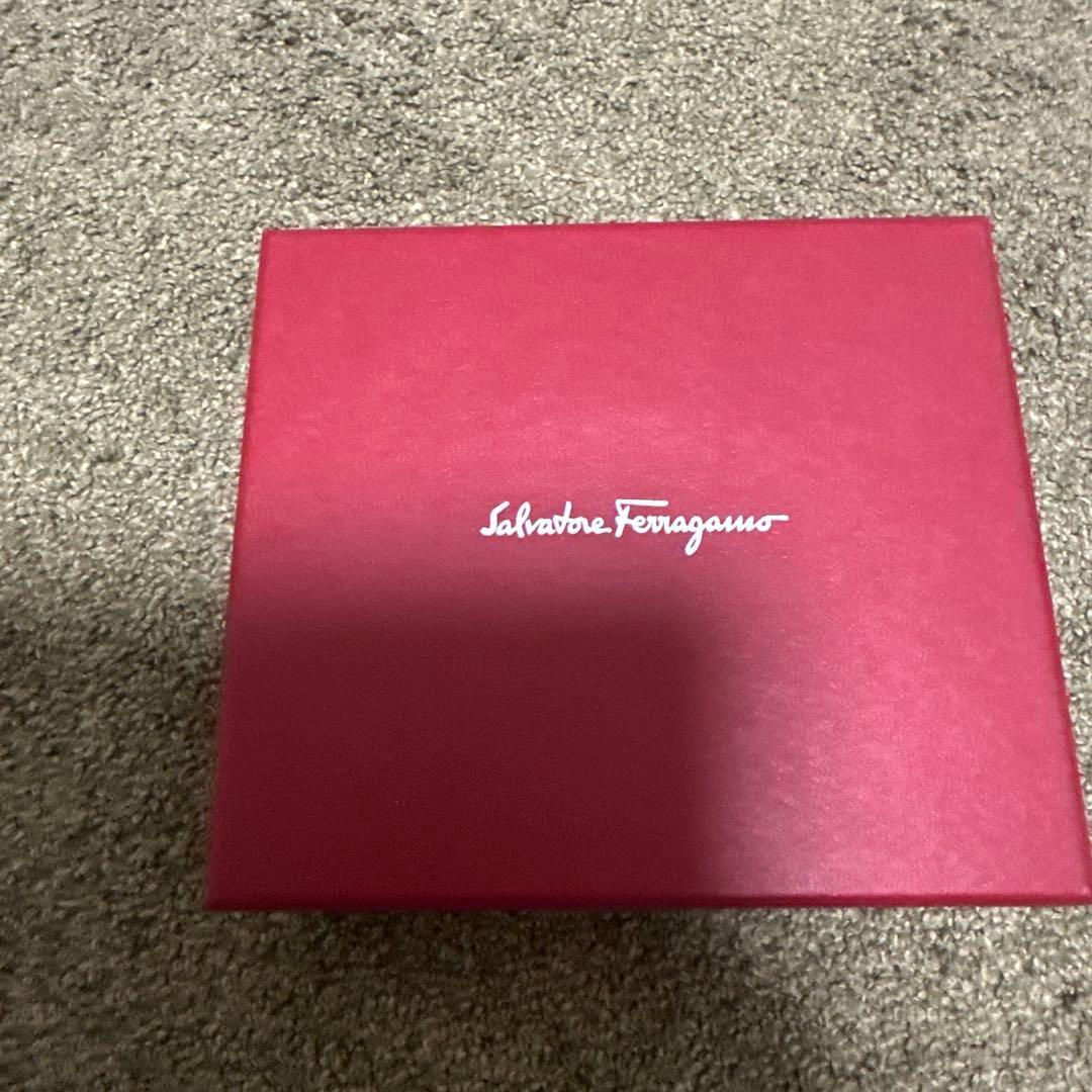 フェラガモ レザーリボン二つ折り財布お値下げ