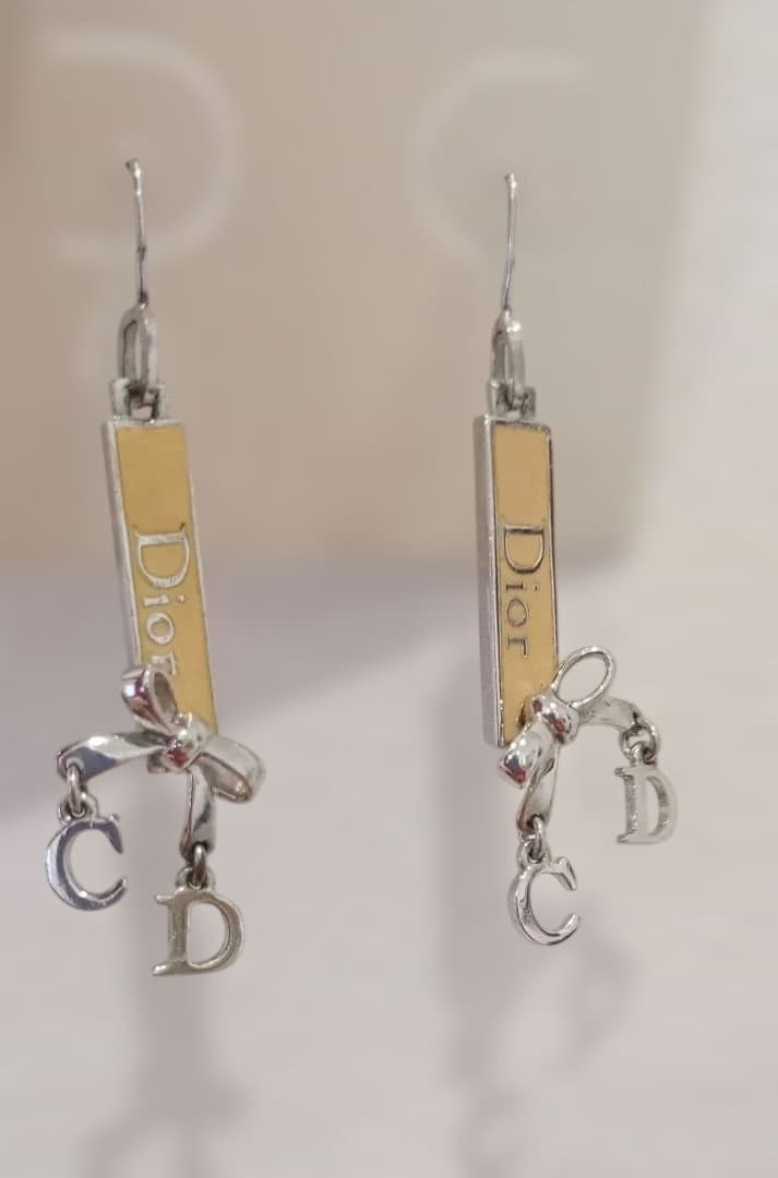 Dior ロゴ入りシルバーピアス