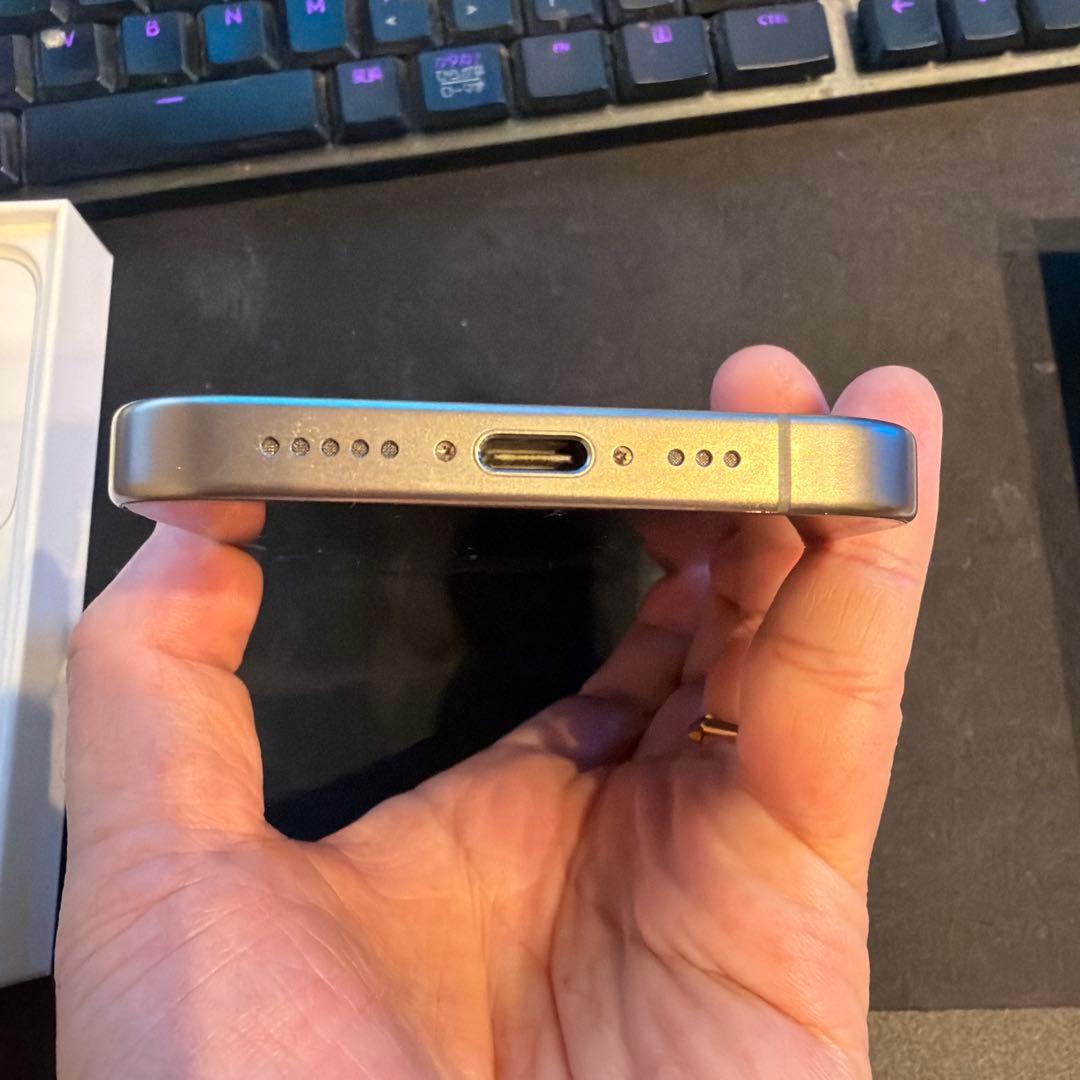 【美品】iPhone 15 pro 256GB ナチュラルチタニウム