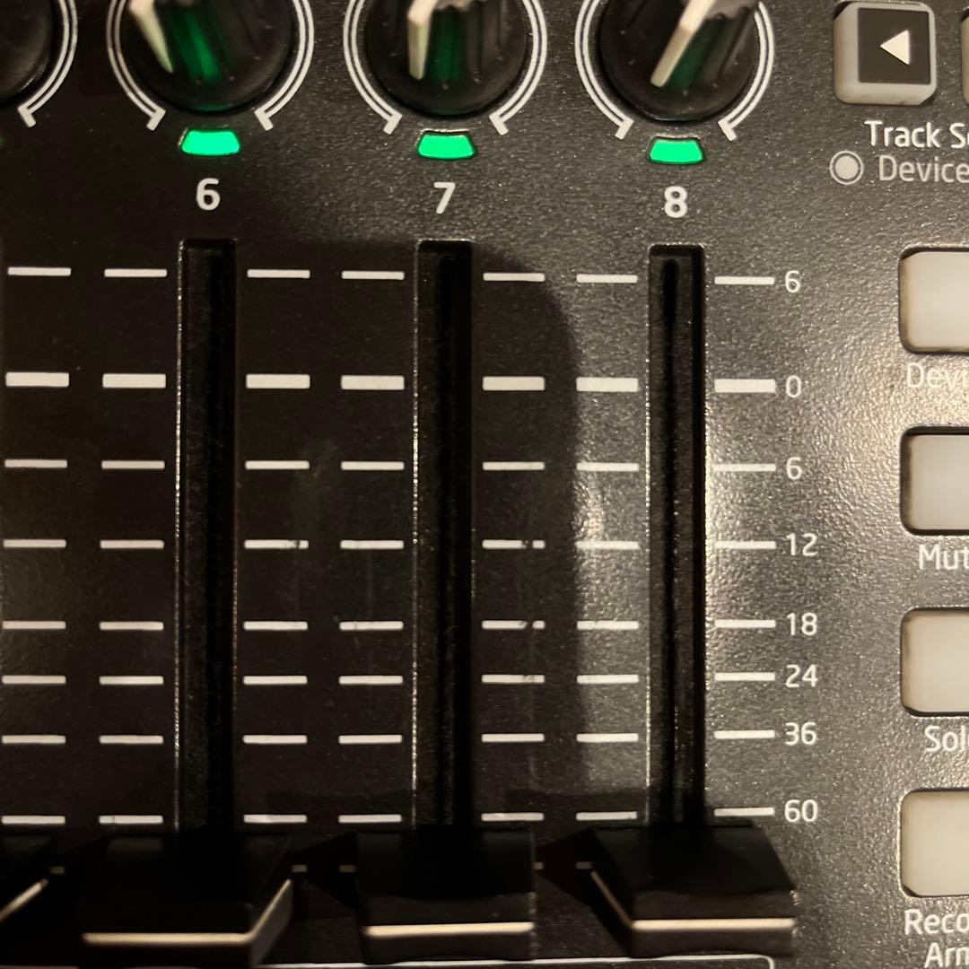 NOVATION MIDIコントローラーLaunchControl XL MK2