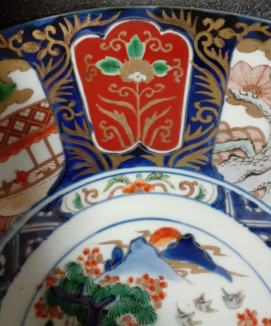 明治時代　古伊万里　金襴手　見込みに山水図　松樹に金彩波文様　舟に人物図　大皿