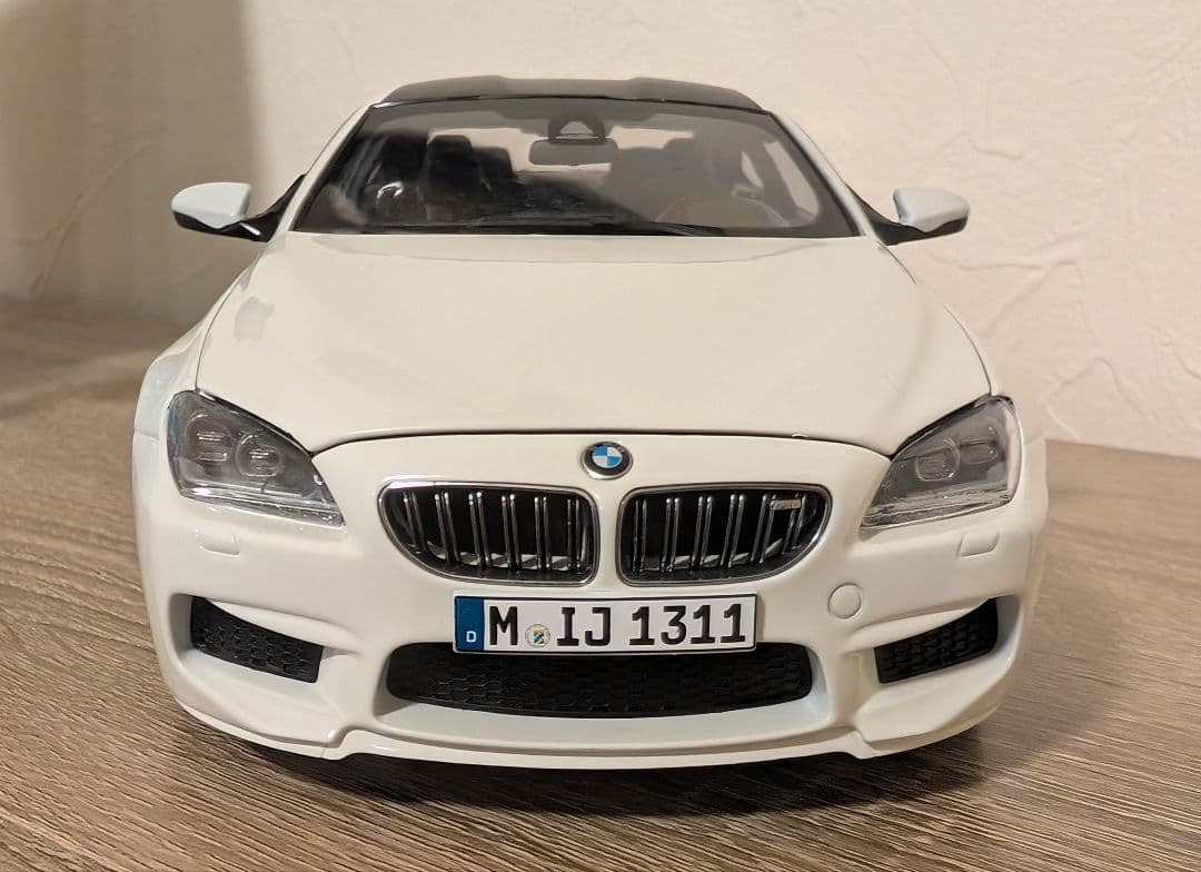 【美品】BMW M6 F13 ホワイト 1/18 モデルカー