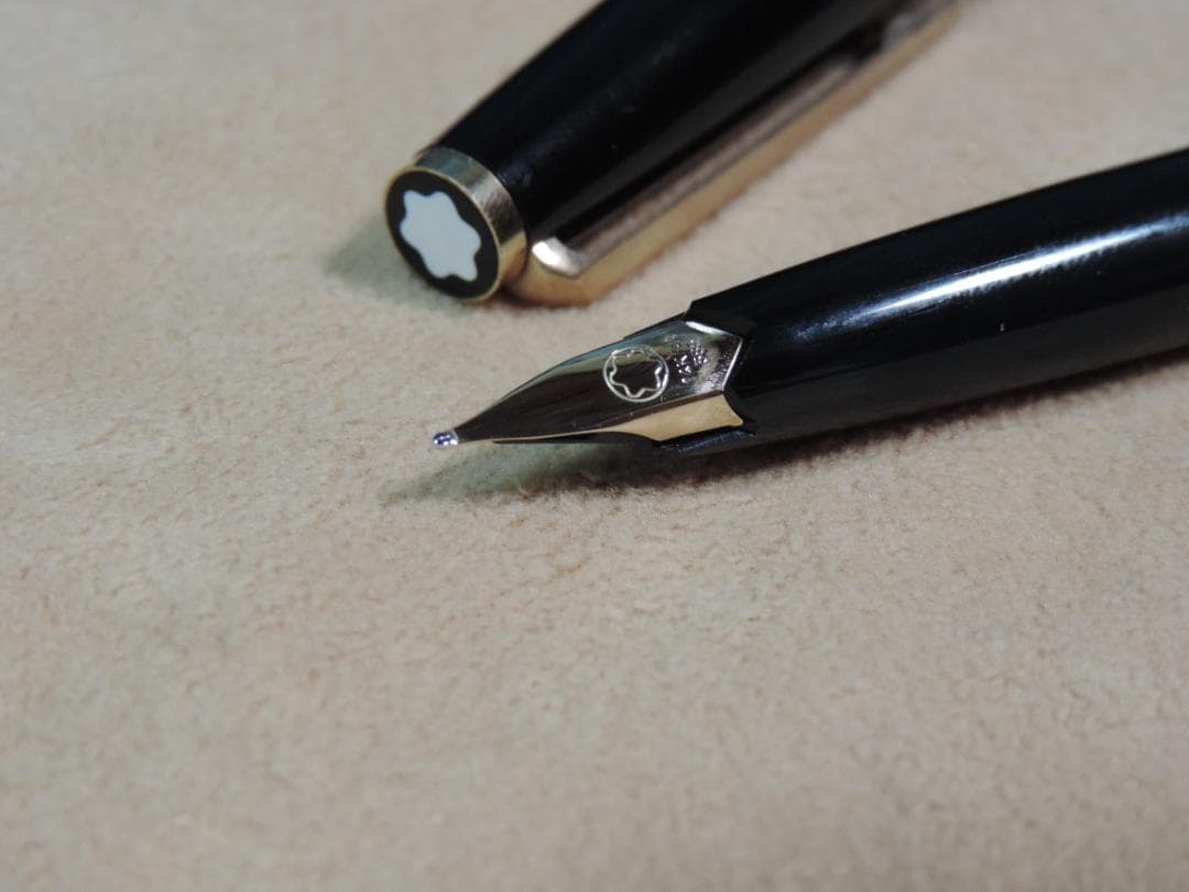 そ*ぷ様 MONT BLANC 万年筆 黒　320/M　未使用？保管傷あり　39