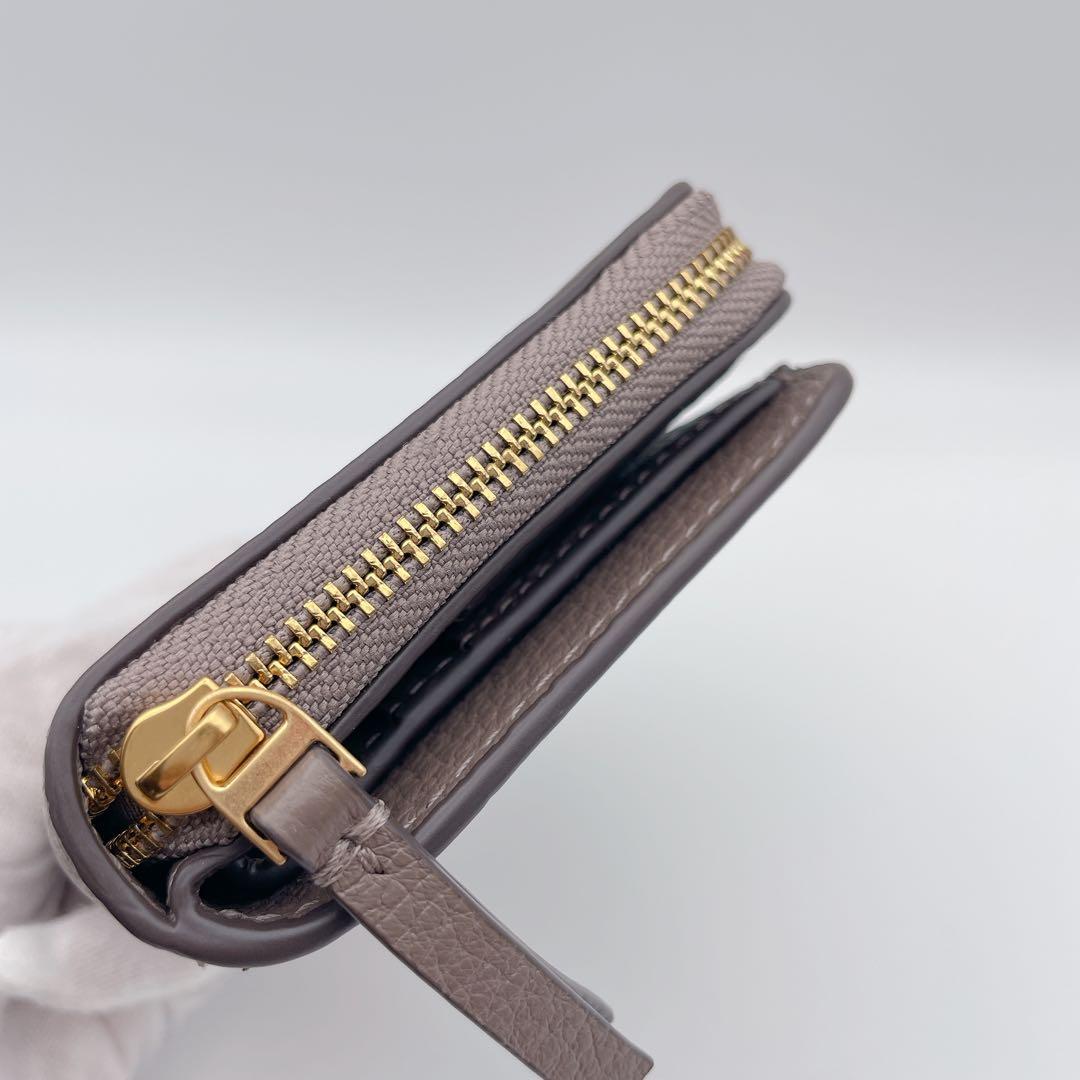 美品✨Tory Burch トリーバーチ 二つ折り財布 グレージュ 金ロゴ