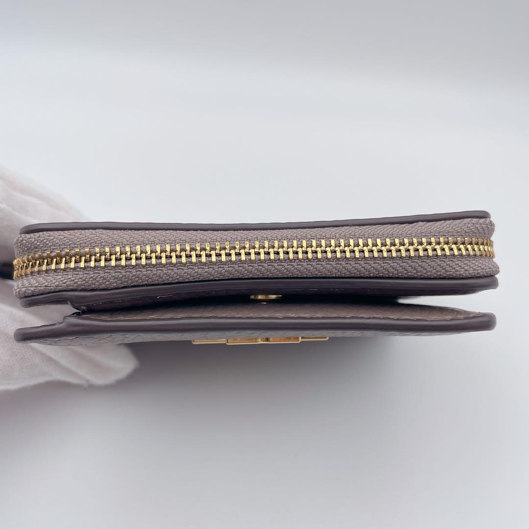 美品✨Tory Burch トリーバーチ 二つ折り財布 グレージュ 金ロゴ