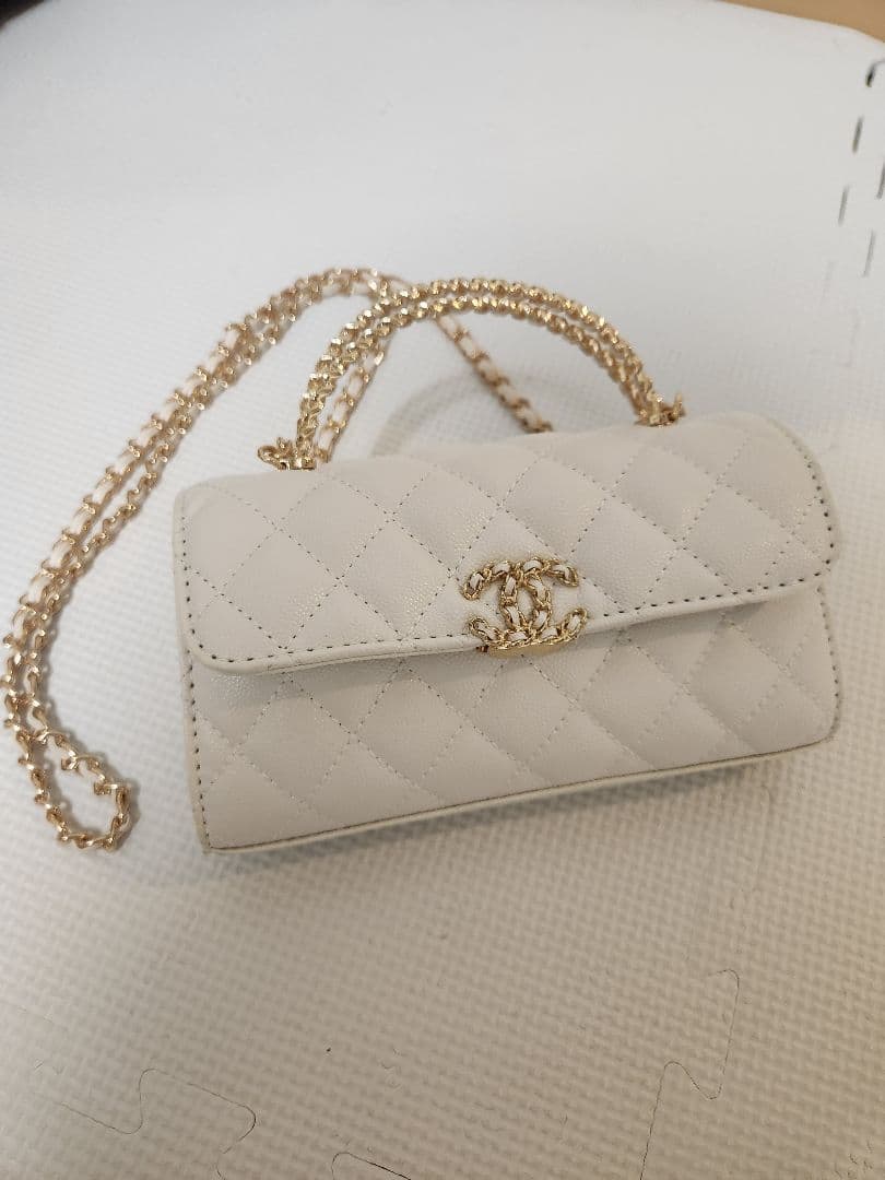 ノベルティホワイトキルティングバッグ ゴールドチェーン付き