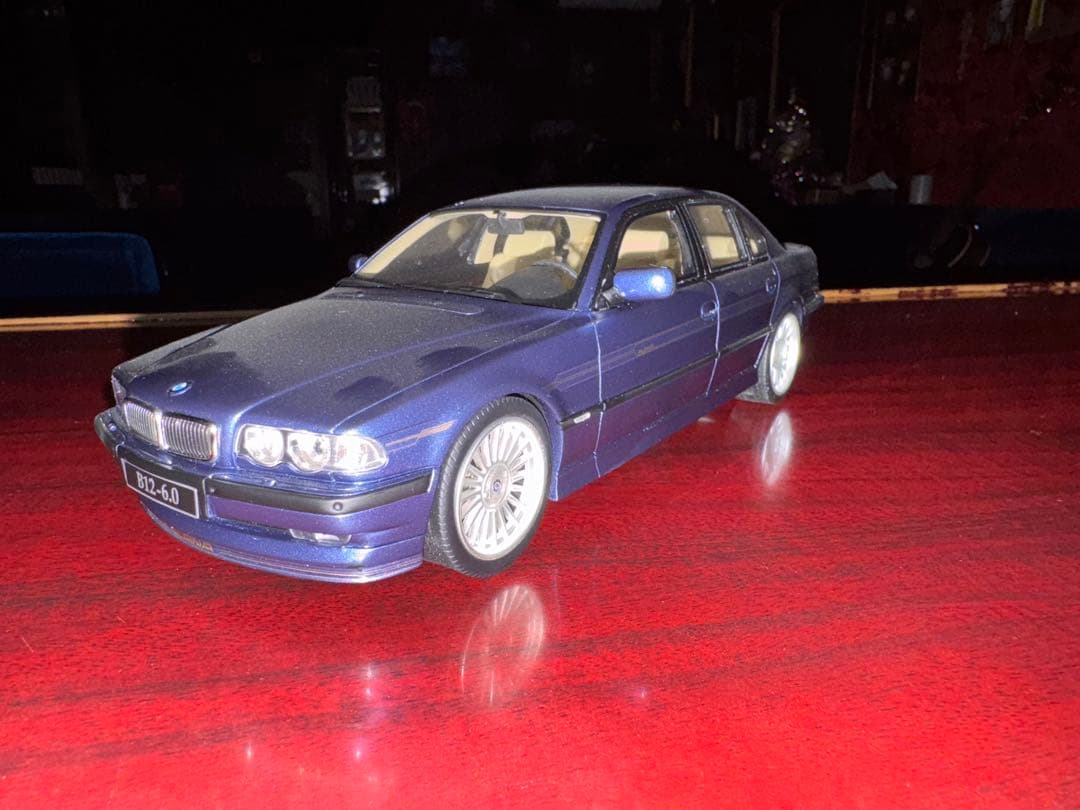 BMW e38 1/18 ミニカー