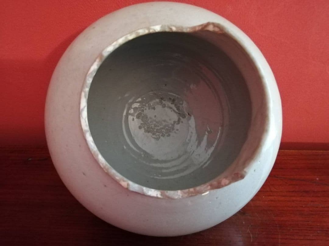 李朝白磁　丸壺（割れ、欠け、窯傷あり）