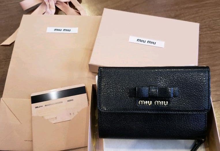 <たか>miu miu　ミュウミュウ　三つ折り財布　リボン