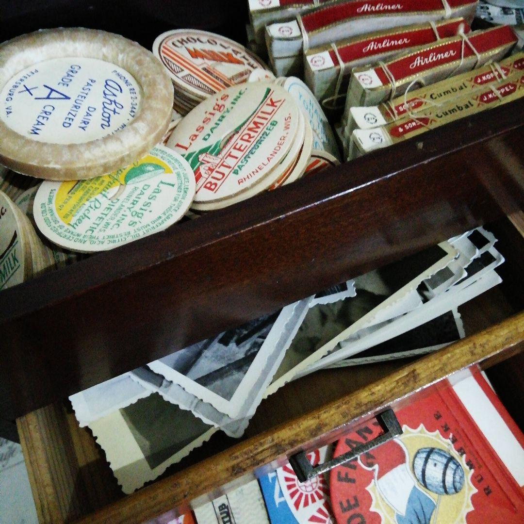 木製のアンティーク引き出しにたっぷりの海外紙モノコレクション♡　蚤の市