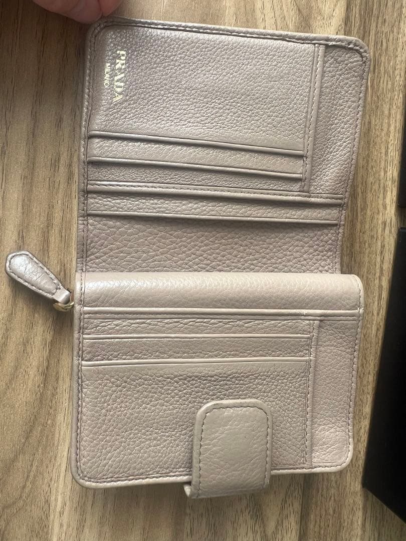 PRADA ベージュ 二つ折り財布