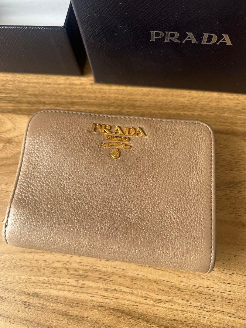 PRADA ベージュ 二つ折り財布