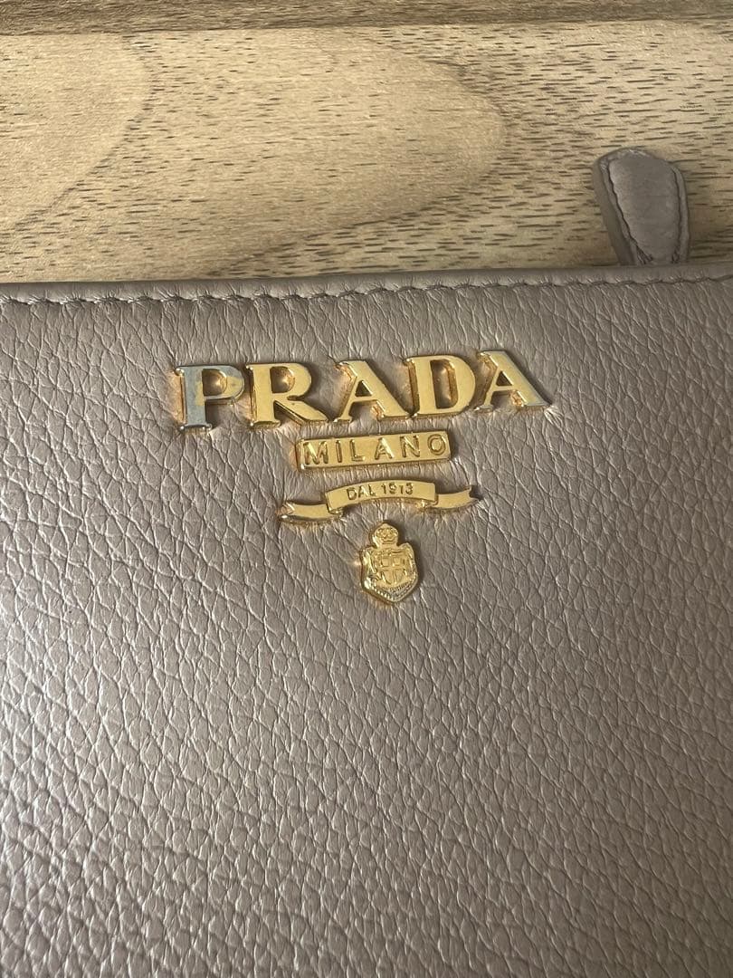PRADA ベージュ 二つ折り財布