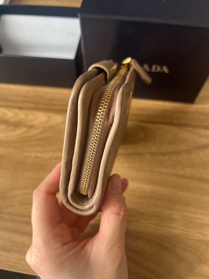 PRADA ベージュ 二つ折り財布