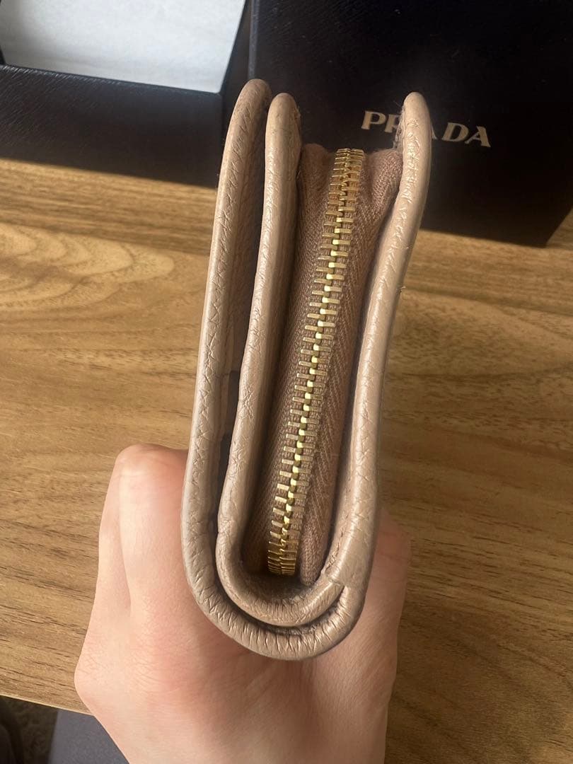 PRADA ベージュ 二つ折り財布