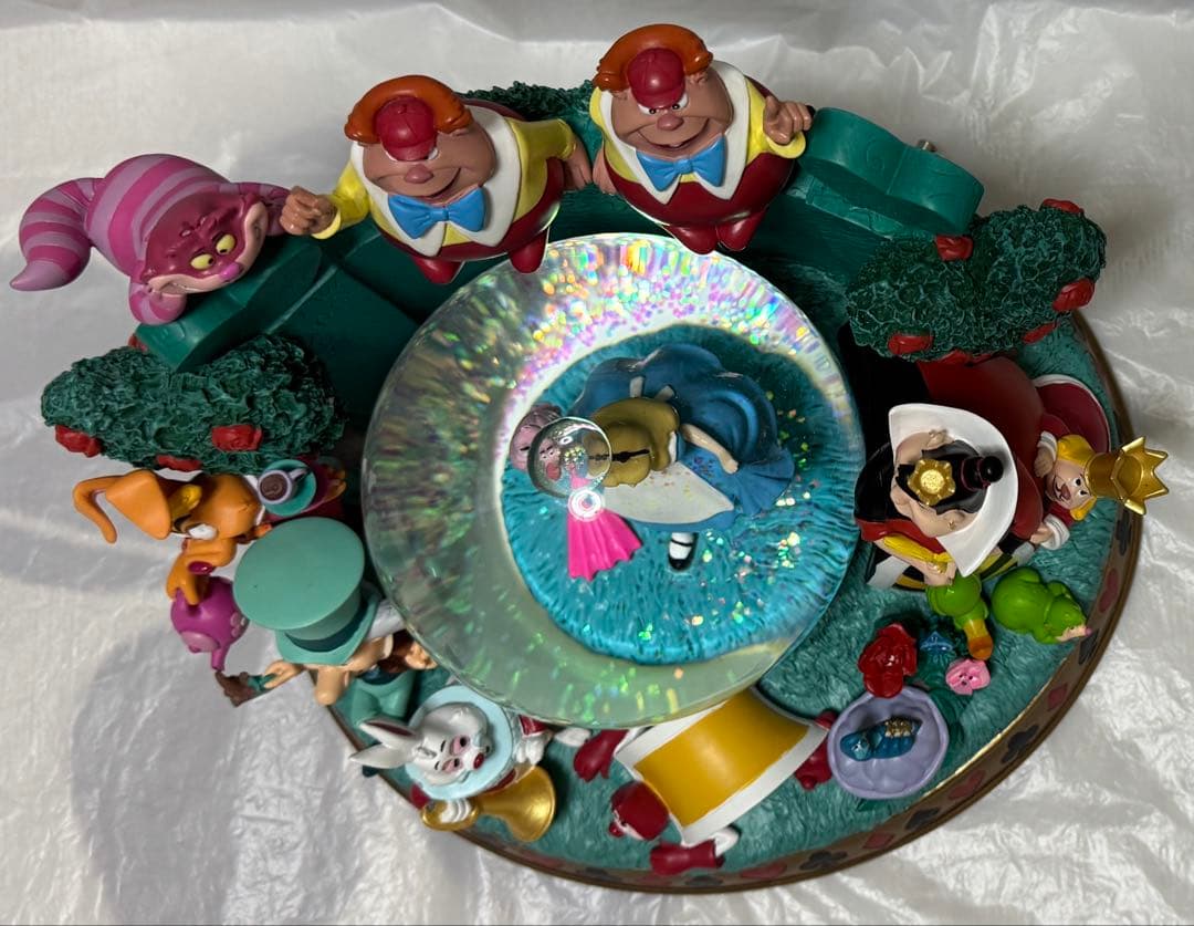 ディズニーストア 不思議の国のアリス オルゴール付きスノーグローブ