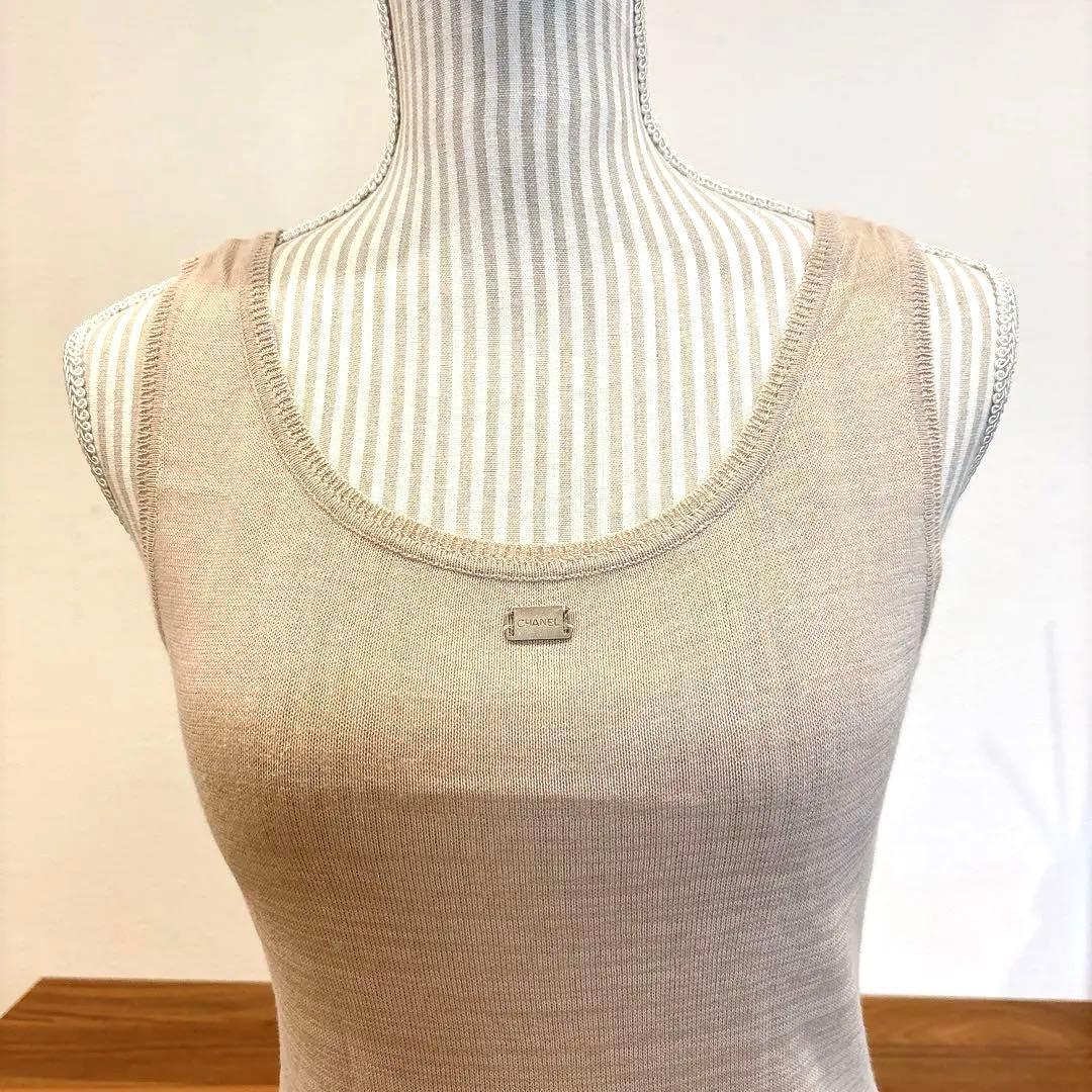 シャネル　ノースリーブカットソー　ロゴプレート　タンクトップ40 ベージュ