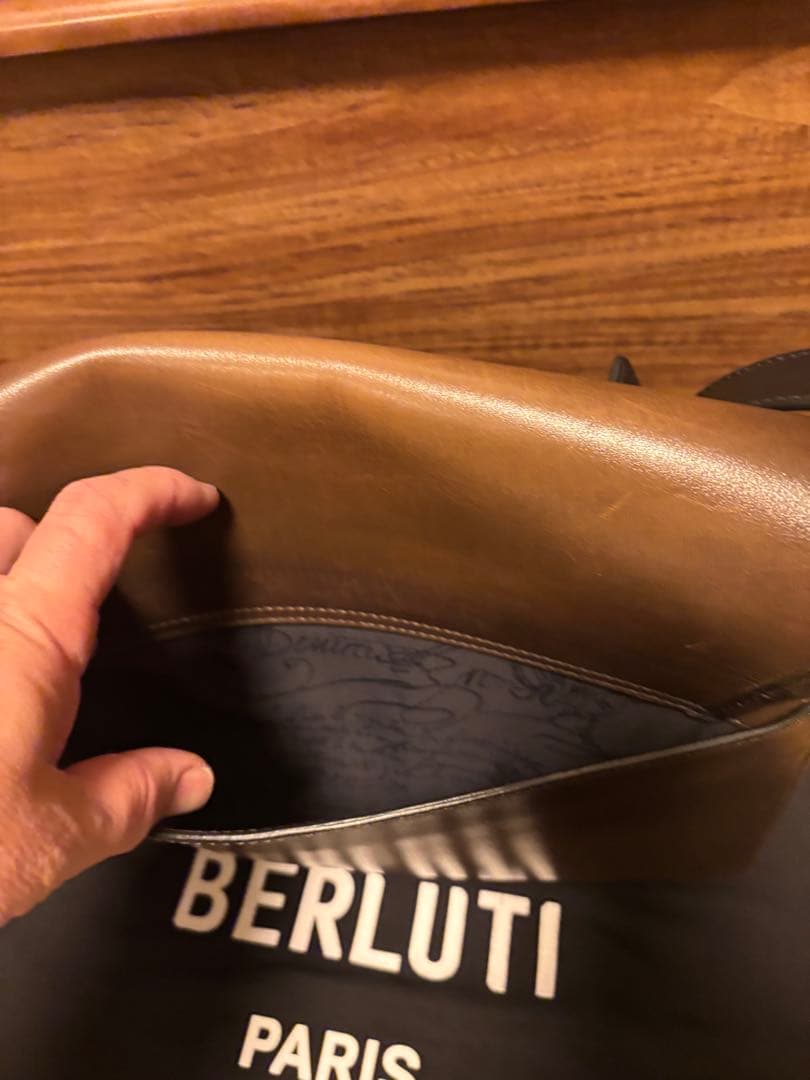 BERLUTI メッセンジャー レザー　ベネチアレザー　アイスブラウン