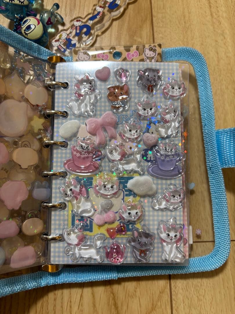 シール帳完成品　サンリオ　ボンドロ リラックマ ディズニー たまごっち