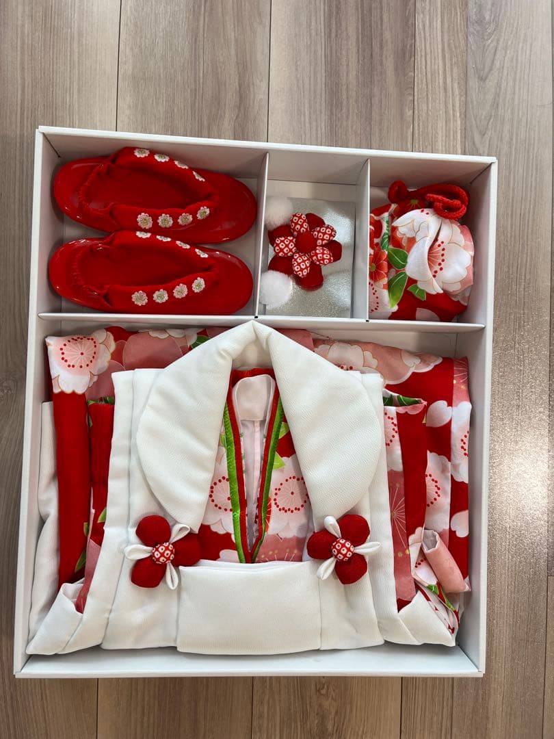 七五三用刺繍入り着物 白赤花柄